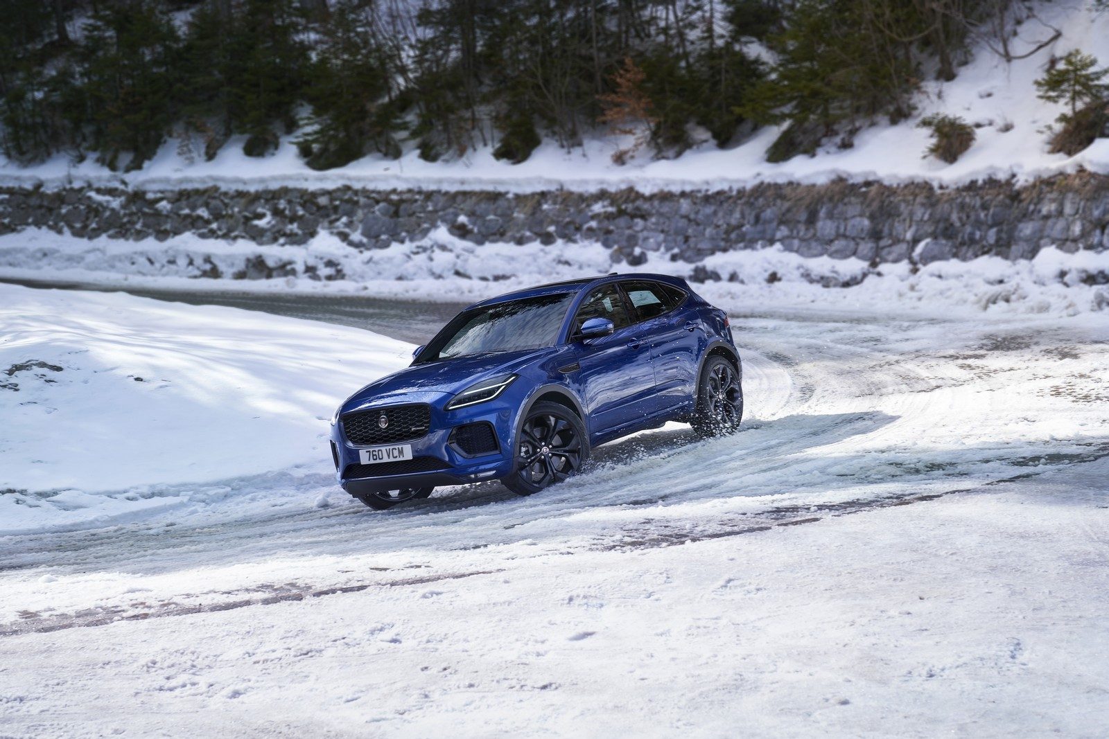 Jaguar E-Pace PHEV 2021 - exterior, front 3q snow, Global / EV Query only market