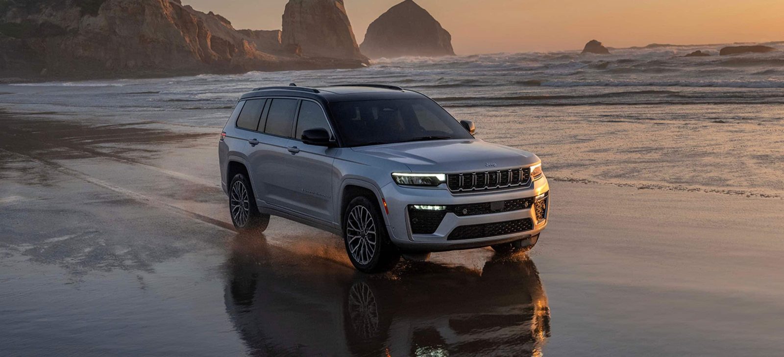 Jeep Grand Cherokee 4xe 2022 - main model photo, exterior, front 3q beach, us_reference market