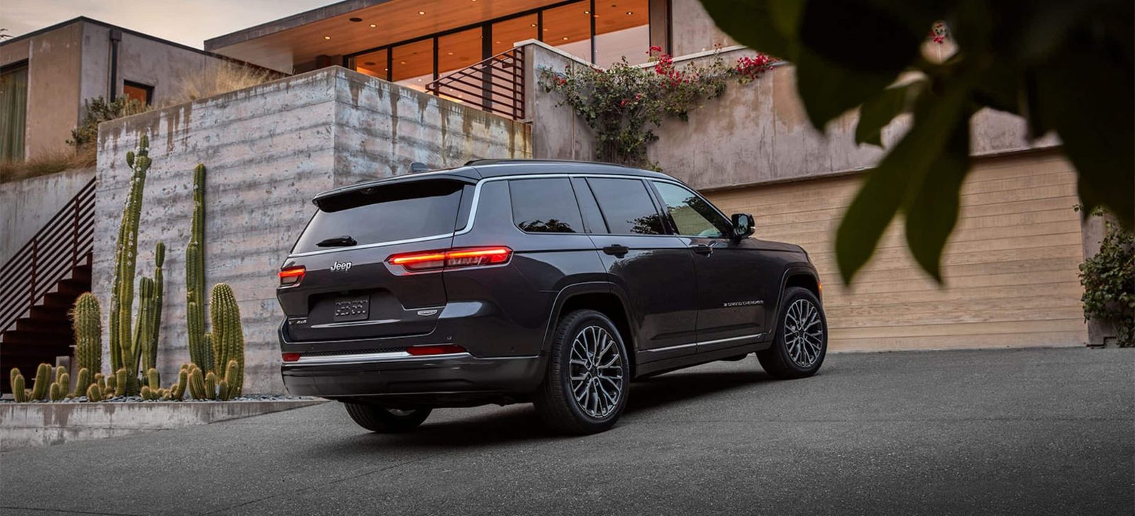 Jeep Grand Cherokee 4xe 2022 - exterior, rear 3q city, us_reference market