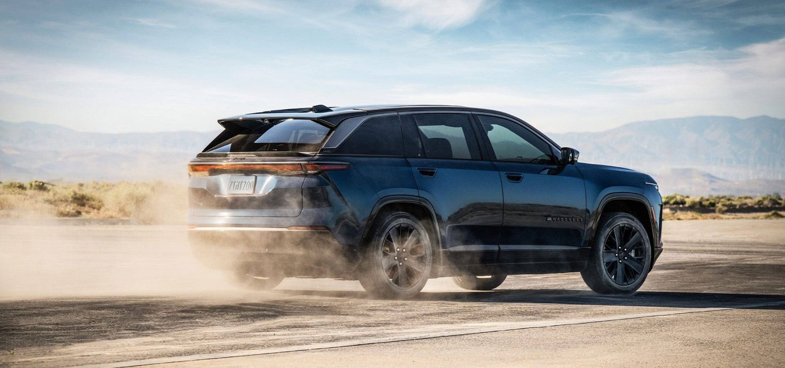 Jeep Wagoneer S 2025 — экстерьер, front 3q dirt, рынок US official