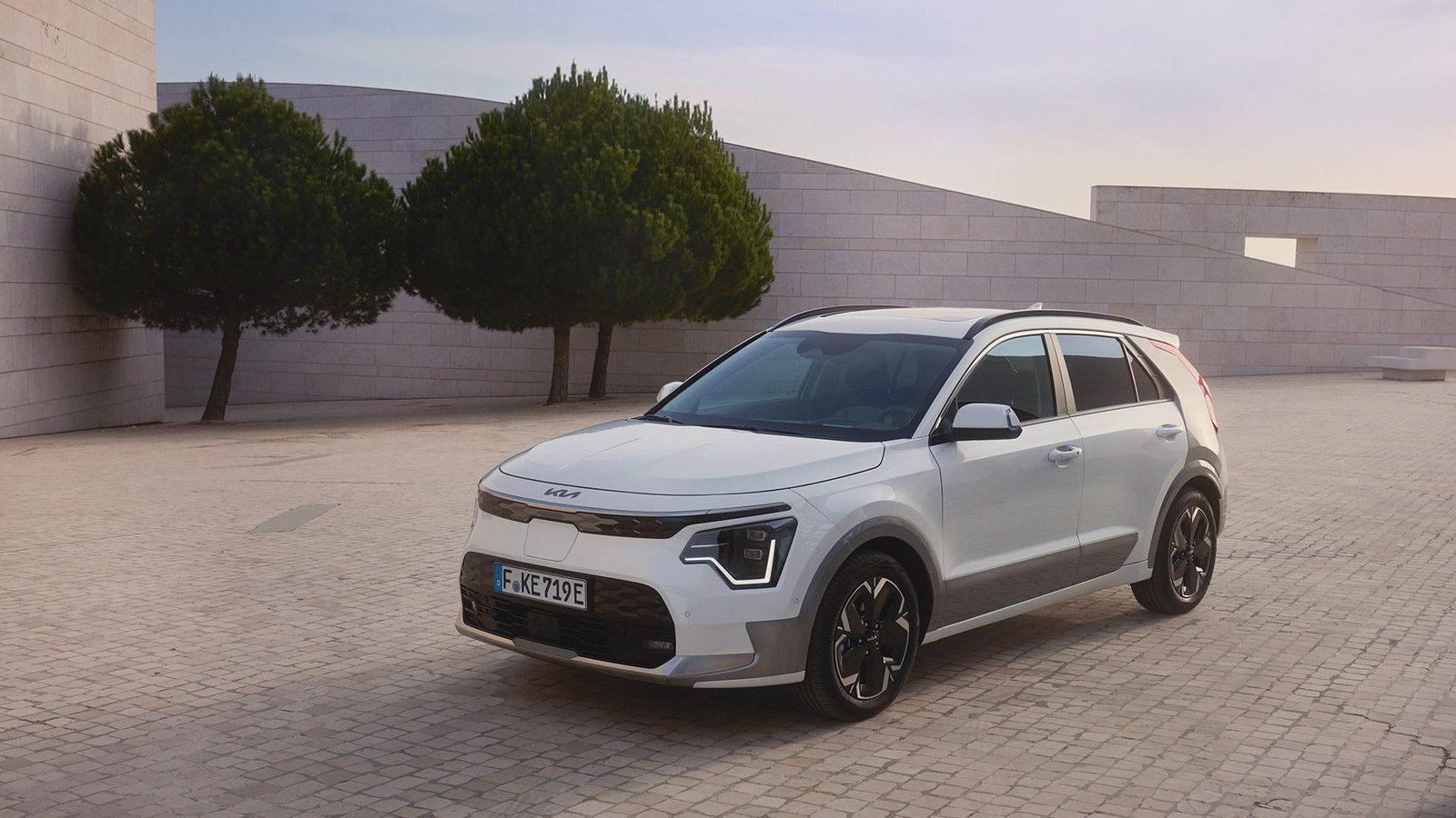 Kia Niro EV Global 2022 — главное фото модели, экстерьер, вид спереди 3/4, рынок internal_mvp
