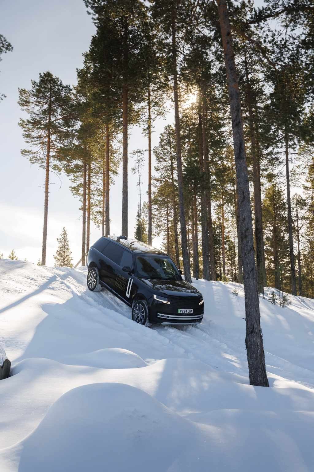 Land Rover Range Rover Electric 2026 - exterior, front 3q snow testing, Global / EV Query only market