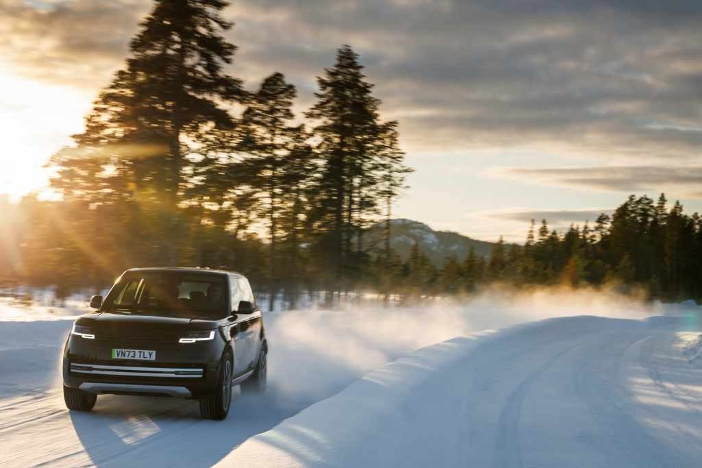 Land Rover Range Rover Electric 2026 - exterior, front 3q winter testing, Global / EV Query only market