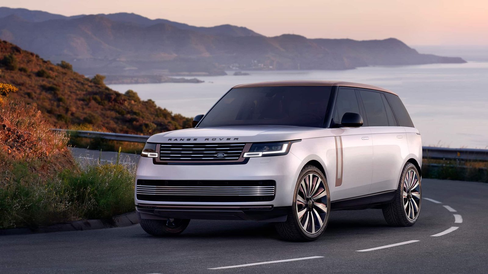 Land Rover Range Rover PHEV Global 2022 - exterior, front three quarter road, Global/US/UK reference market