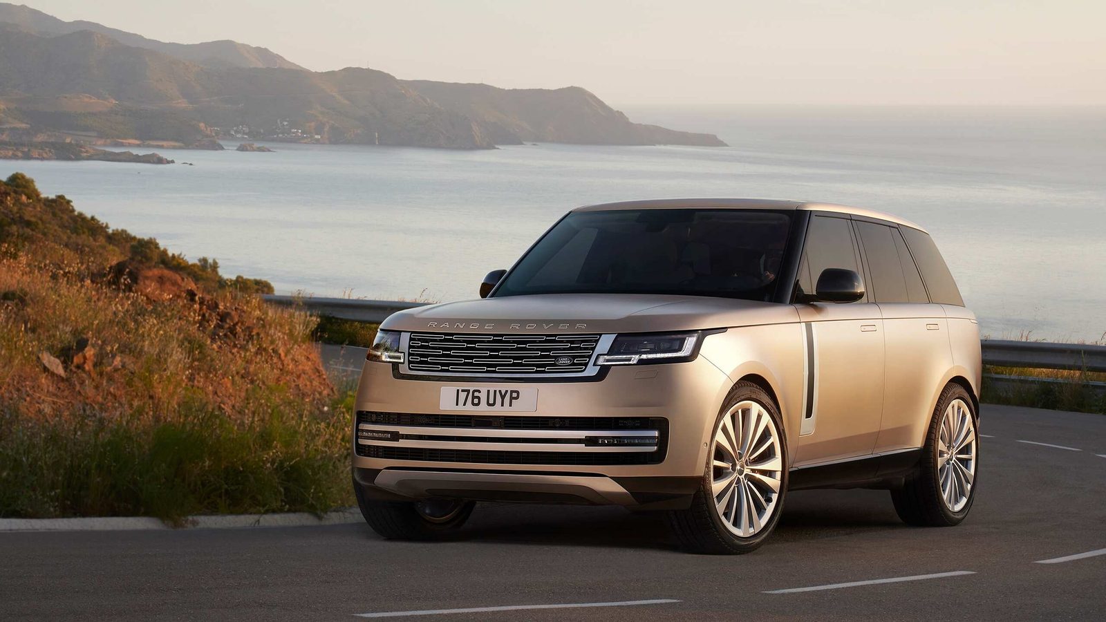 Land Rover Range Rover PHEV Global 2022 - exterior, front three quarter gold, Global/US/UK reference market