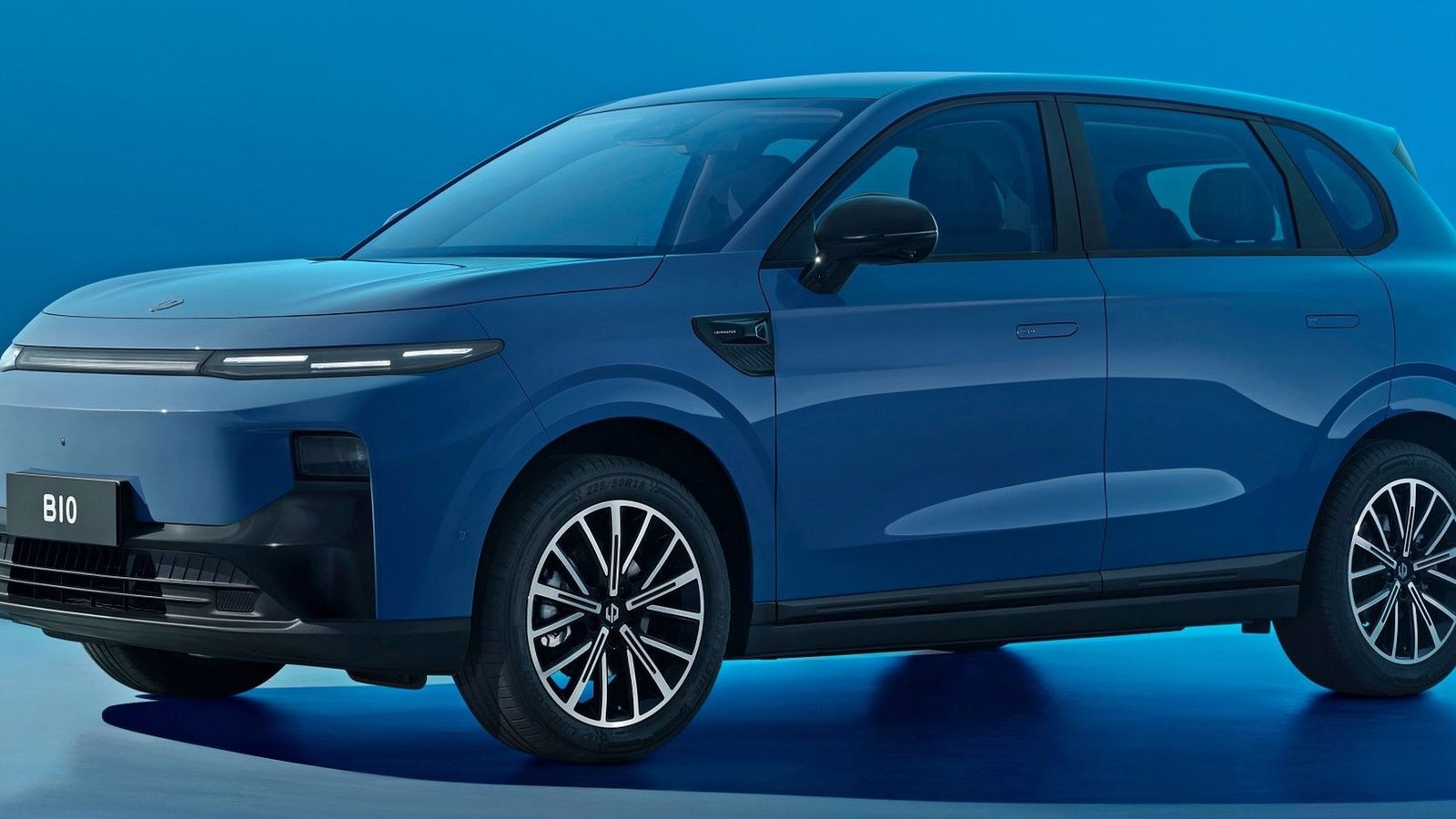 Leapmotor B10 EV 2025 - exterior, front three-quarter view