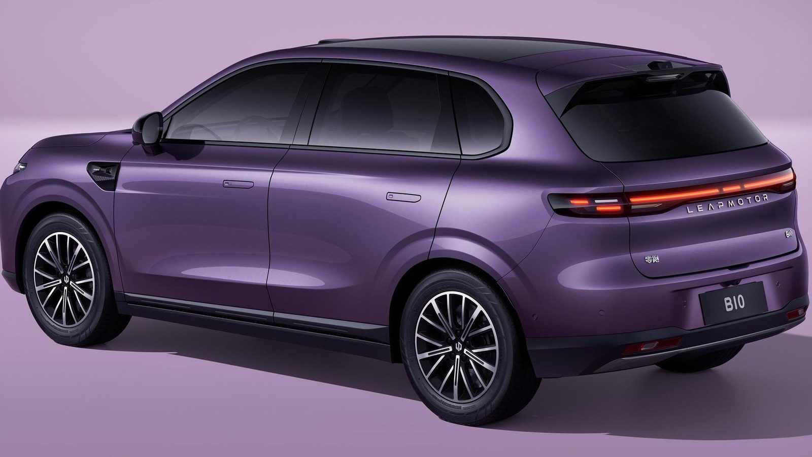 Leapmotor B10 EV 2025 - exterior, rear three-quarter view