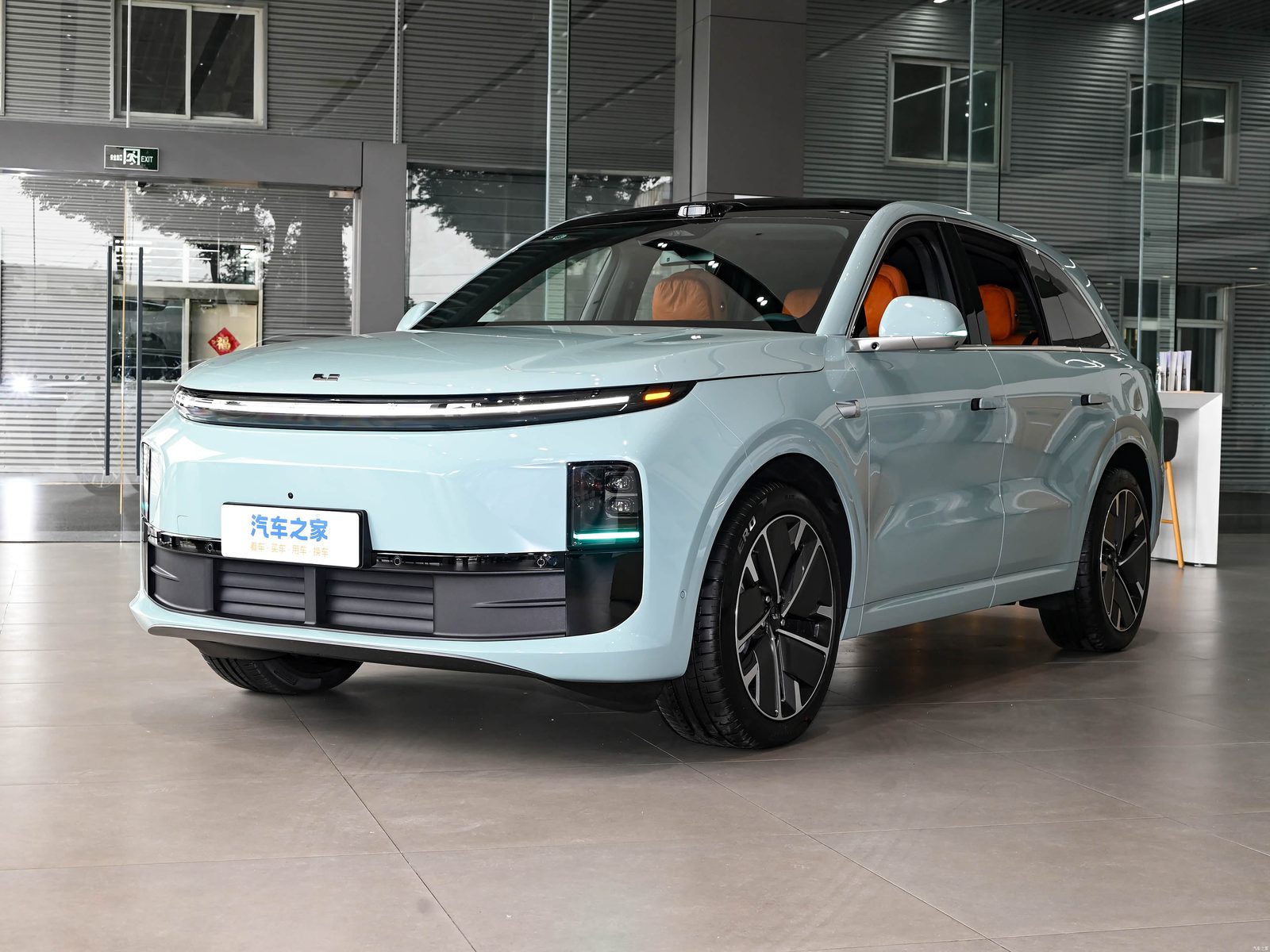 Li Auto L6 Smart Refresh 2025 - main model photo, exterior, front three-quarter view, China exact-trim generation reference market