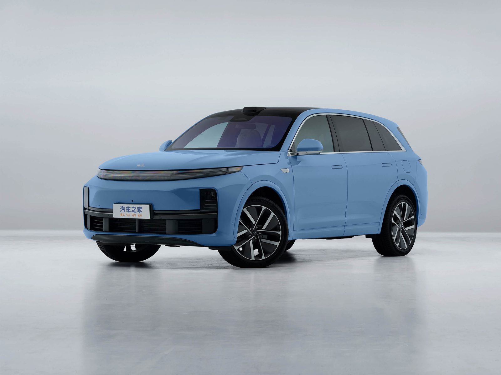 Li Auto L7 Model Year 2024 - main model photo, exterior, front three-quarter view, China exact-trim generation reference market