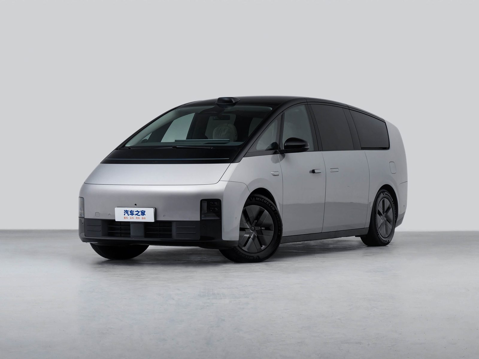 Li Auto Mega First Generation 2024 - main model photo, exterior, front three-quarter view, China exact-trim generation reference market