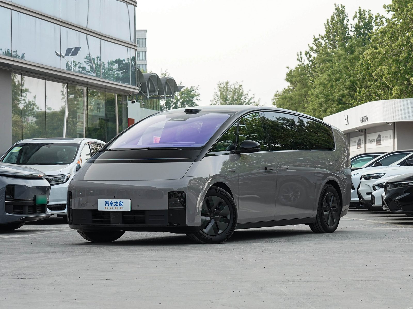 Li Auto Mega Smart Refresh 2025 - main model photo, exterior, front three-quarter view, China exact-trim generation reference market