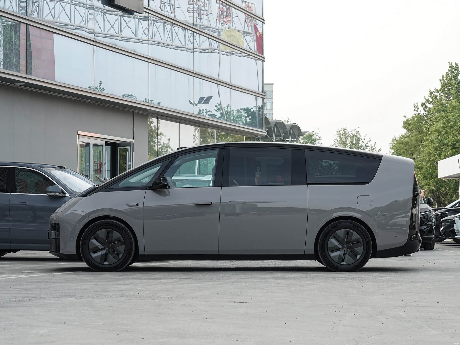 Li Auto Mega Smart Refresh 2025 - exterior, gallery, China exact-trim generation reference market