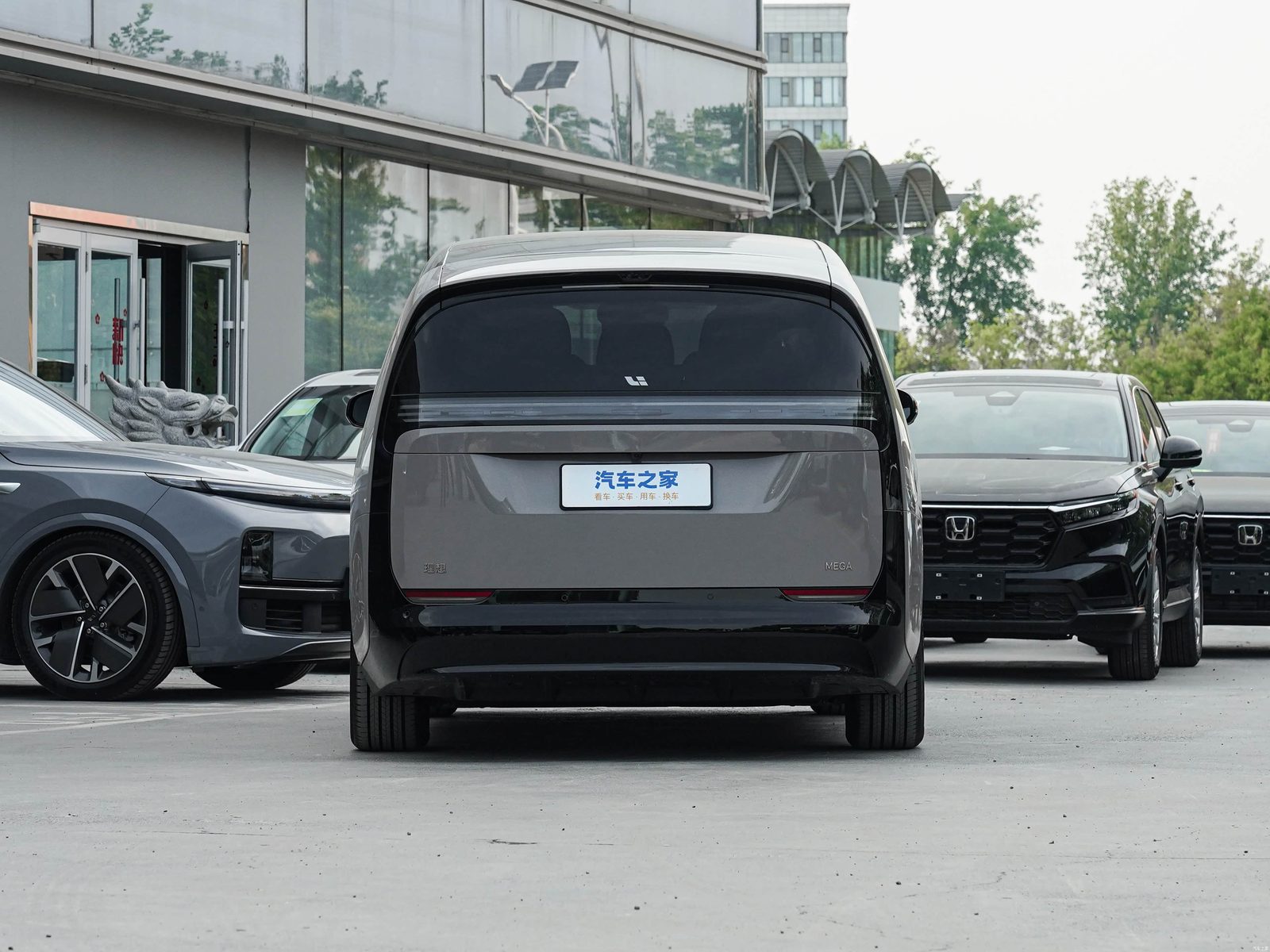 Li Auto Mega Smart Refresh 2025 - exterior, gallery, China exact-trim generation reference market