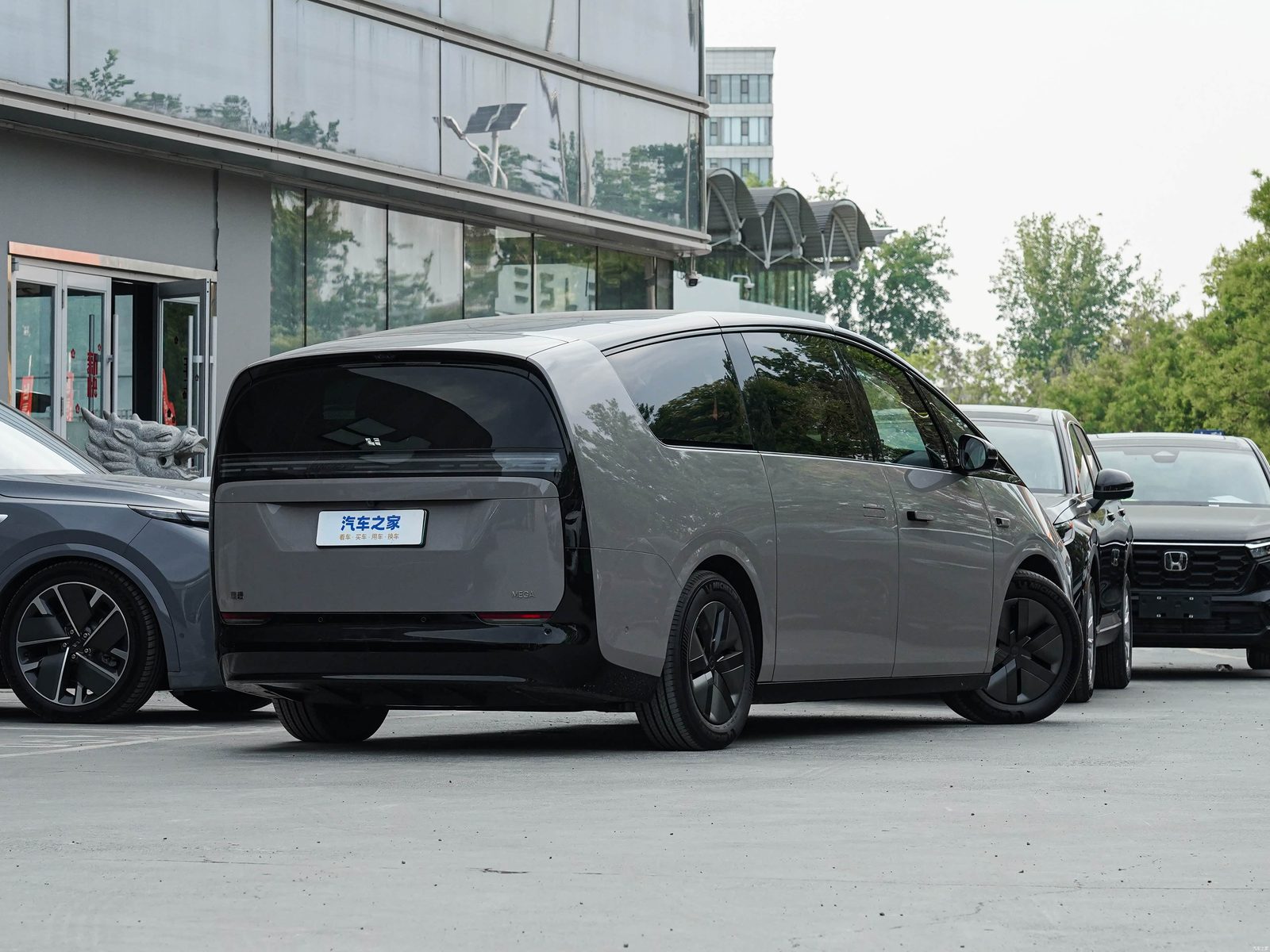 Li Auto Mega Smart Refresh 2025 - exterior, gallery, China exact-trim generation reference market