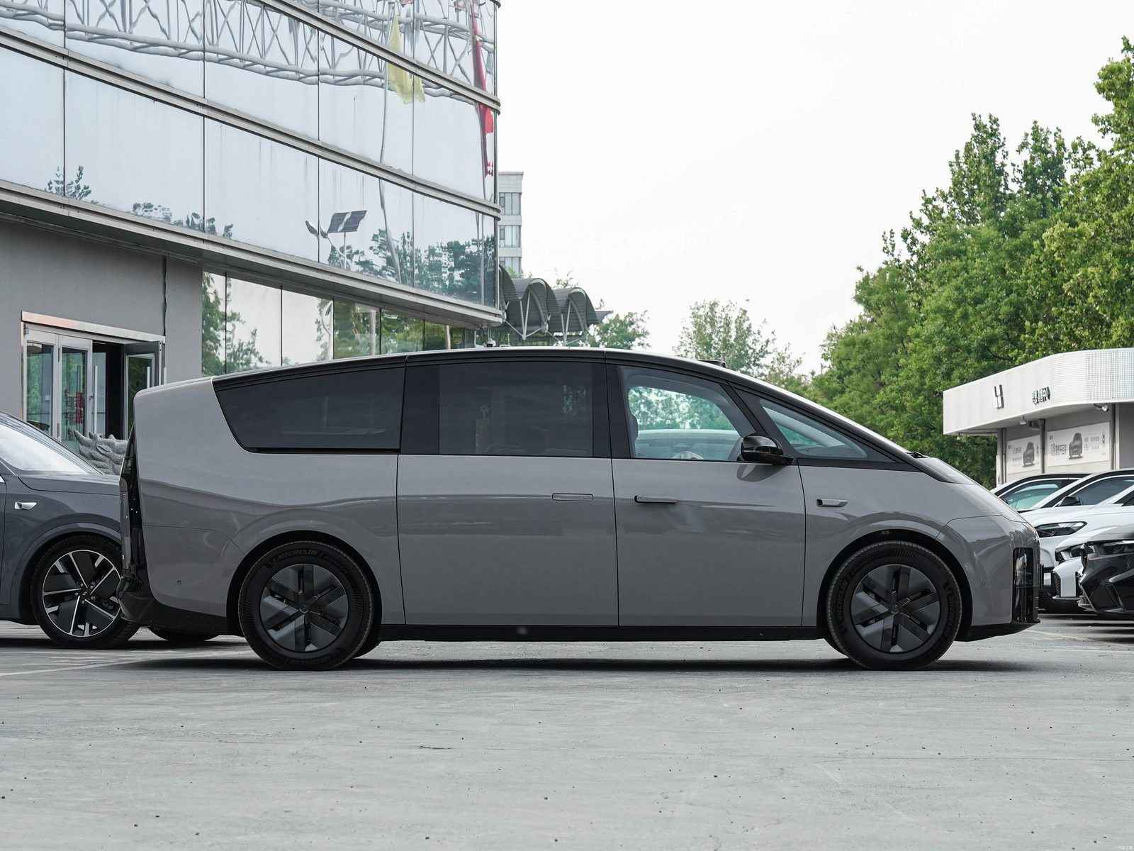 Li Auto Mega Smart Refresh 2025 - exterior, gallery, China exact-trim generation reference market