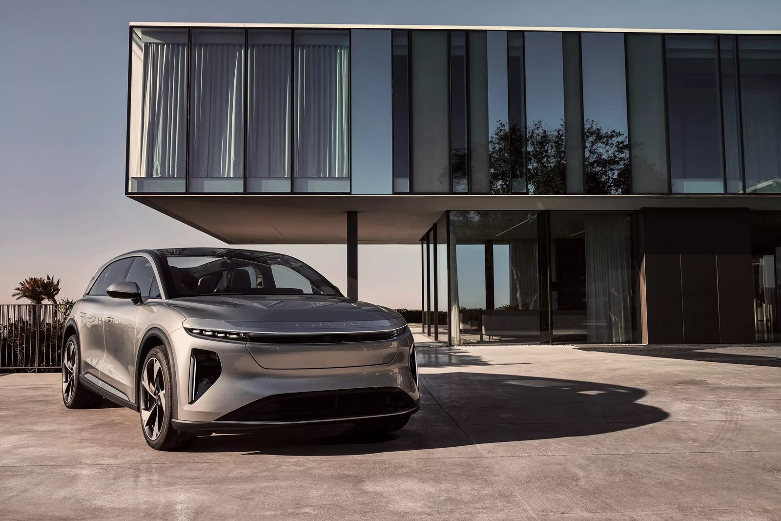 Lucid Gravity 2023 - exterior, front three-quarter view, US / global reference market