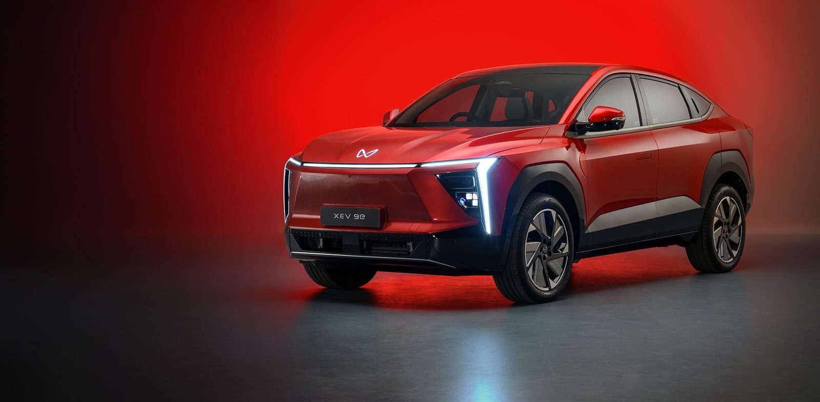 Mahindra XEV 9e 2025 - main model photo, exterior, front 3q studio red, india_reference market