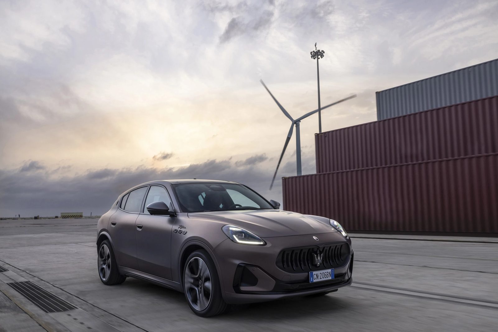 Maserati Grecale Folgore 2024 - exterior, front 3q silver, Global / EV Query only market