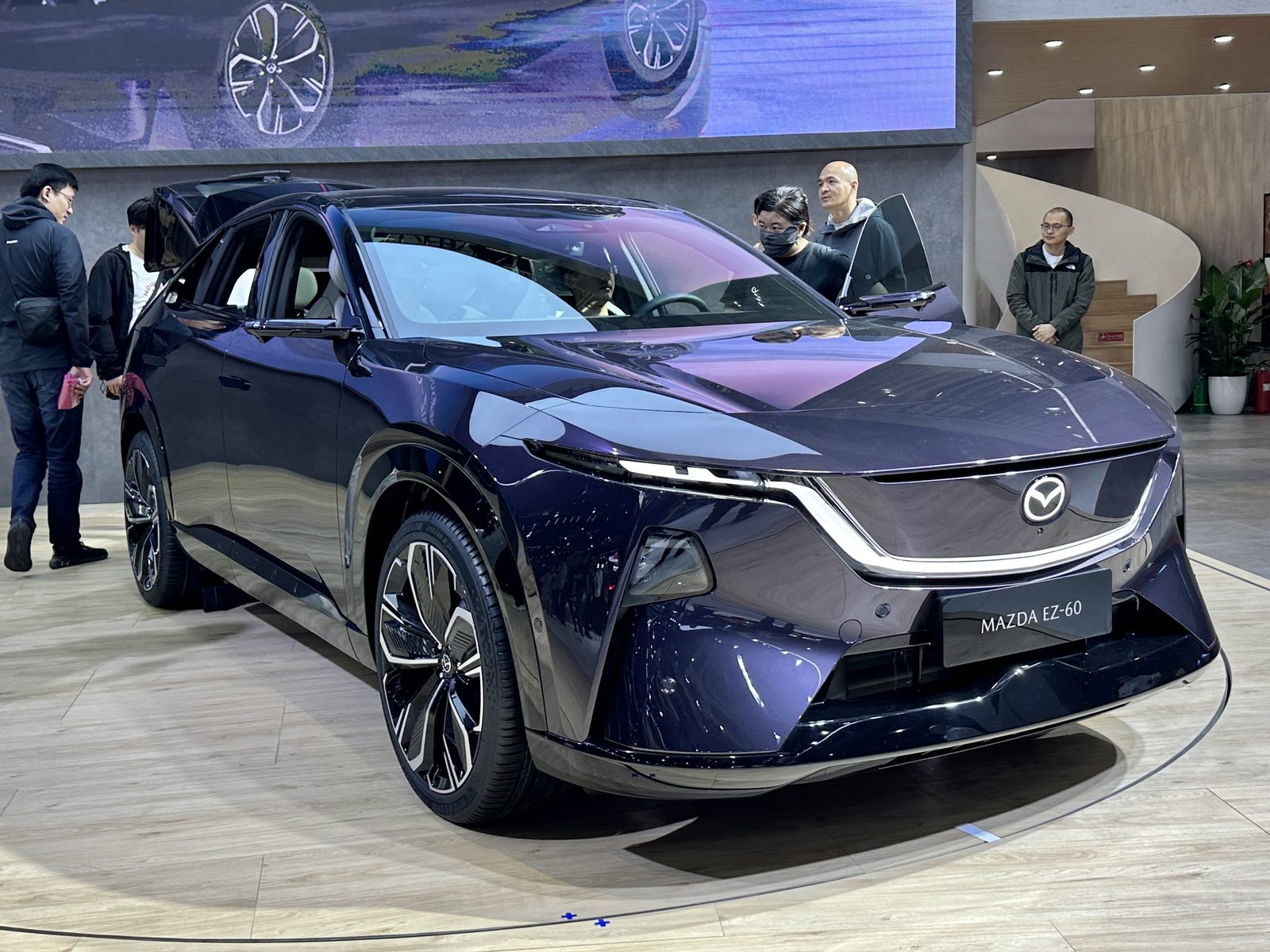 Mazda EZ-60 / CX-6e China EV 2025 — экстерьер, front 3q show floor, рынок internal_mvp