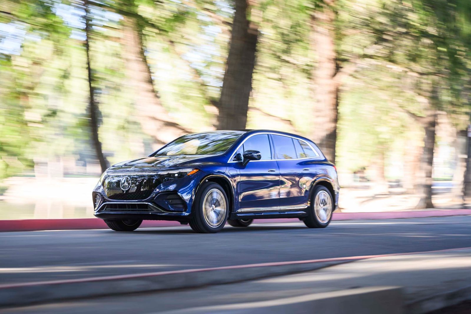 Mercedes-Benz EQS SUV 2026 - exterior, front three-quarter view, US market