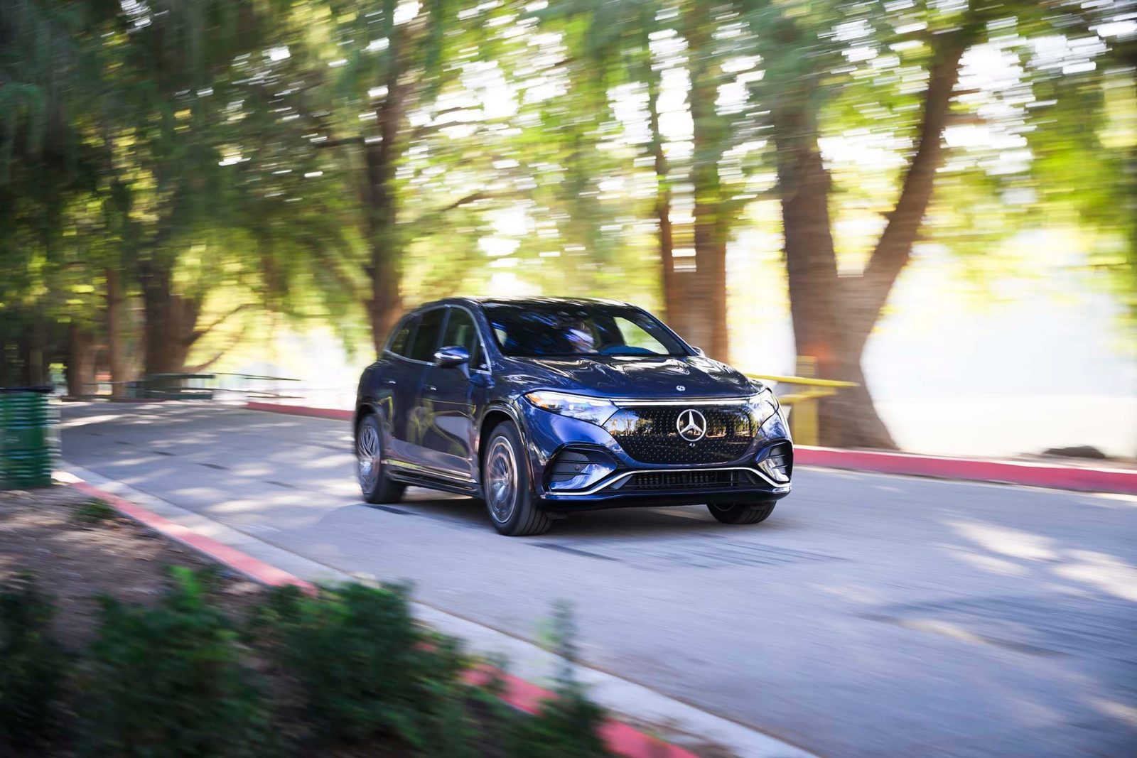 Mercedes-Benz EQS SUV 2026 - exterior, front three-quarter view, US market