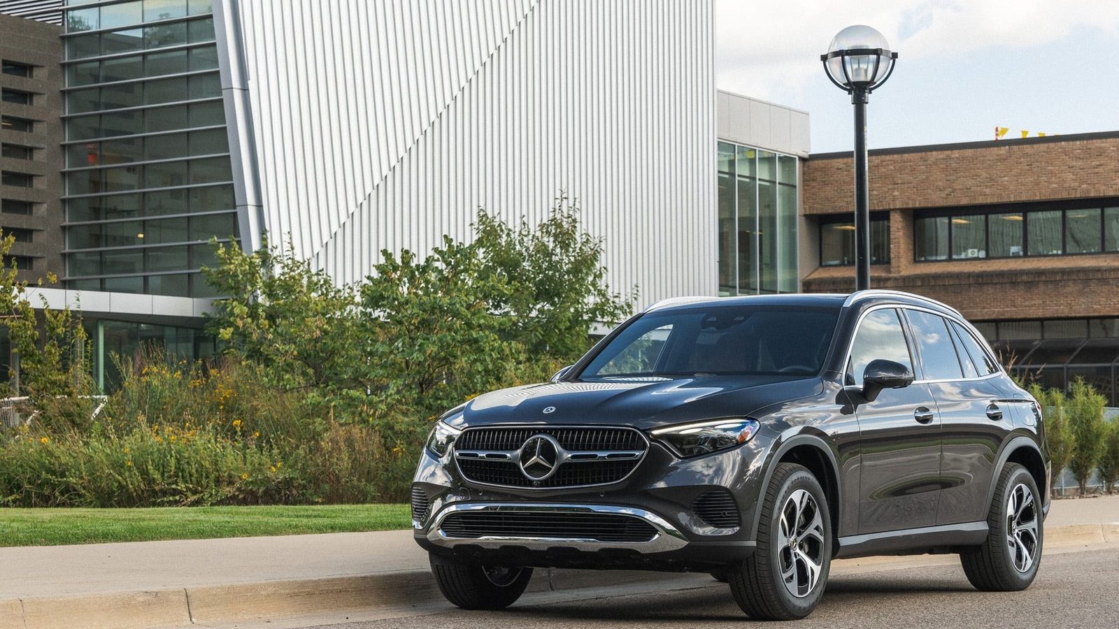 Mercedes-Benz GLC PHEV 2025 - exterior, front three-quarter view