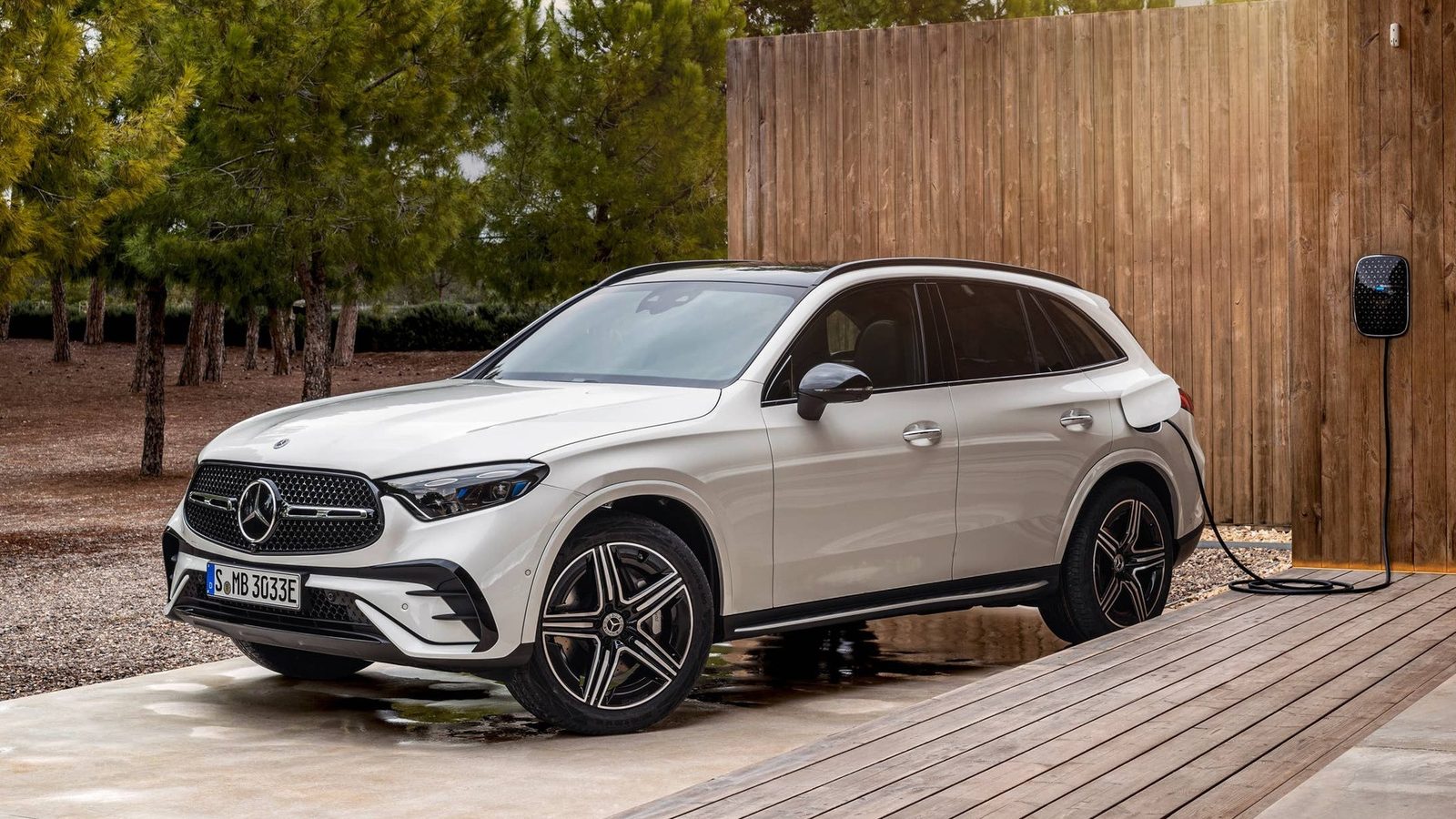 Mercedes-Benz GLC PHEV 2025 - exterior, charging
