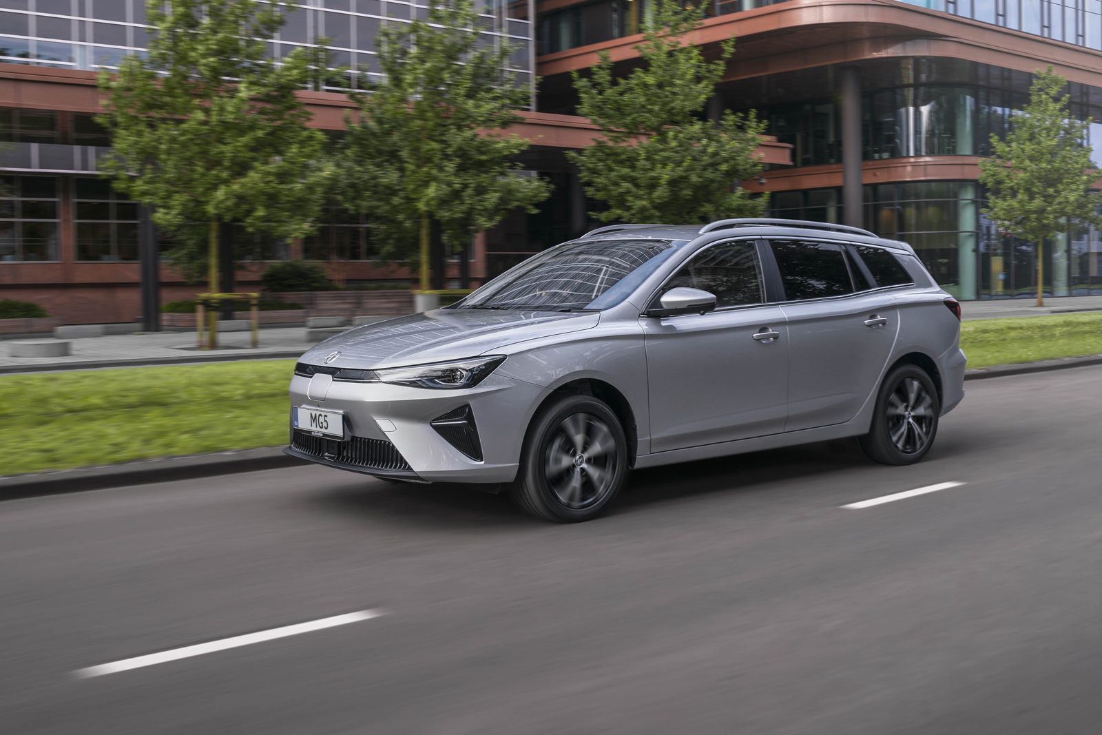 MG5 Electric 2022 — экстерьер, front 3q urban driving, рынок Europe / MG5 Electric wagon press reference