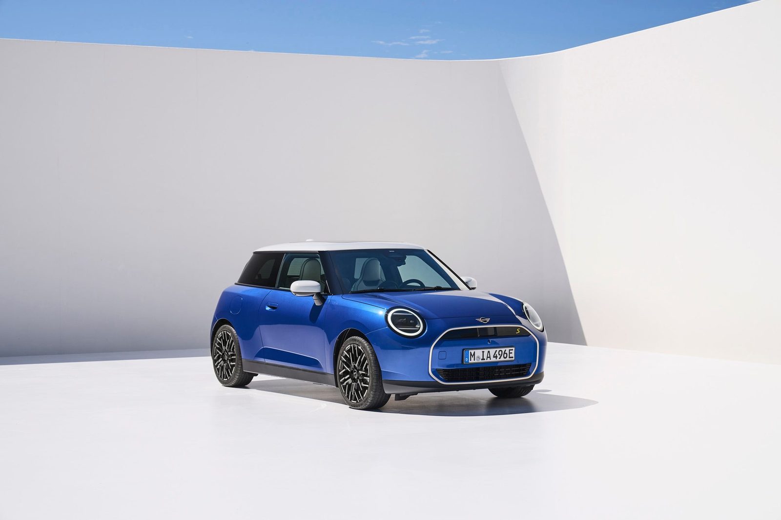 Mini Cooper Electric 2025 — главное фото модели, экстерьер, вид спереди 3/4, рынок Europe
