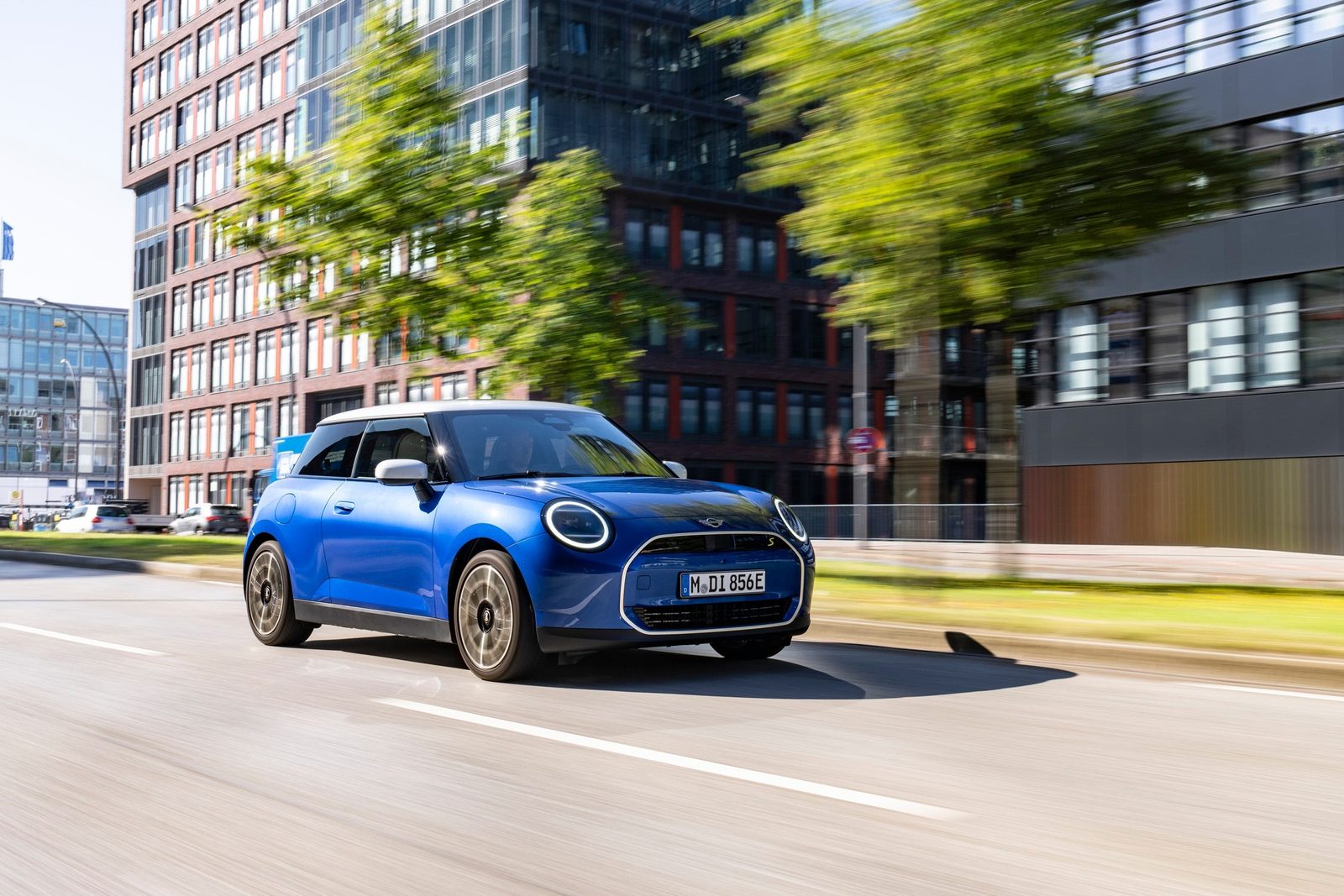 Mini Cooper Electric 2025 — экстерьер, front 3q action, рынок Europe