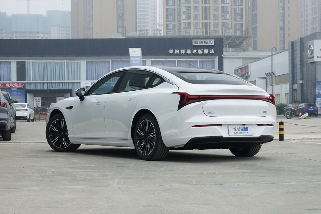 Neta S EV 2024 — экстерьер, rear 3q parking, рынок China Sohu model gallery reference