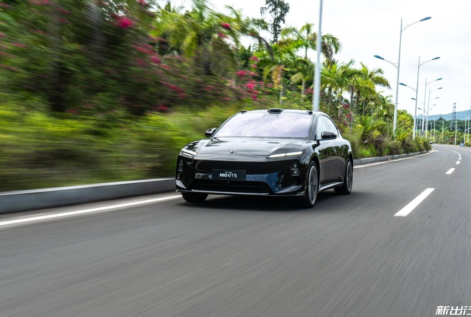 NIO ET5 2026 - exterior, front 3q driving, China market