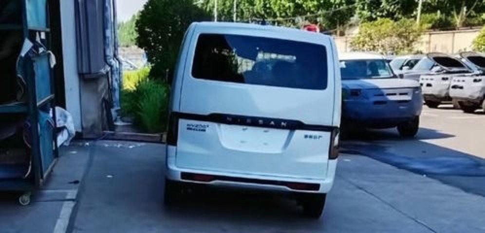 Nissan Zhengzhou Nissan NV200 PHEV 2026 - exterior, rear uncamouflaged, China 2026 prelaunch market