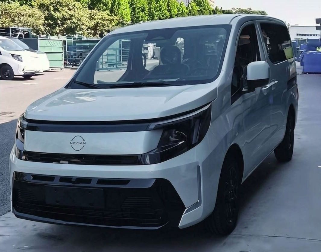 Nissan Zhengzhou Nissan NV200 PHEV 2026 - main model photo, exterior, front 3q uncamouflaged, china_watchlist market