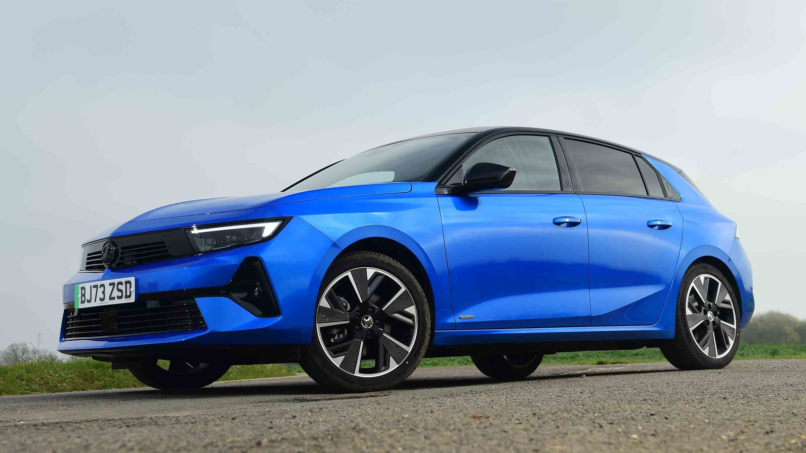 Opel / Vauxhall Astra Electric 2023 - exterior, front 3q parked, Europe market