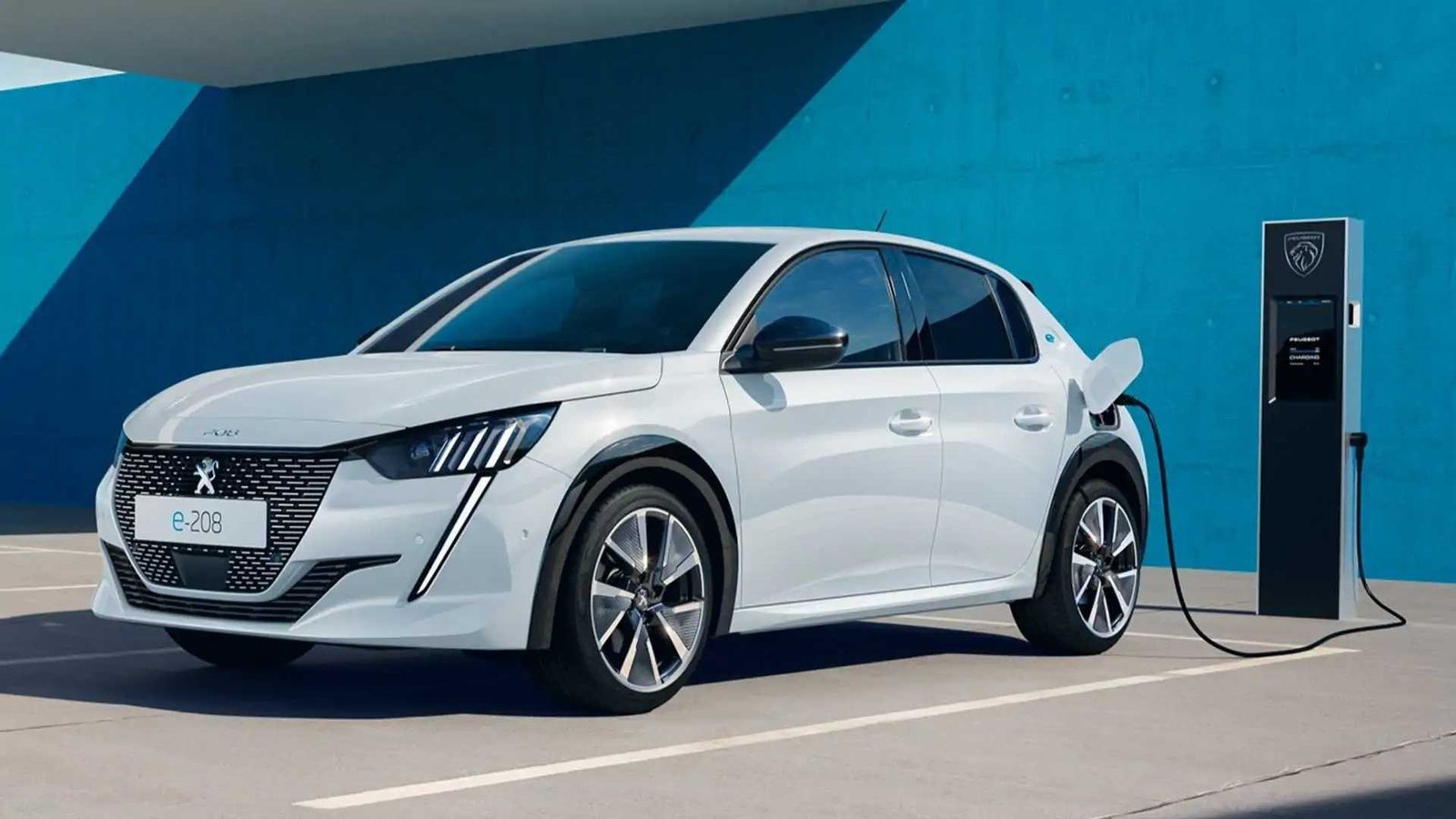 Peugeot E-208 2019 — главное фото модели, экстерьер, вид спереди 3/4, рынок internal_mvp