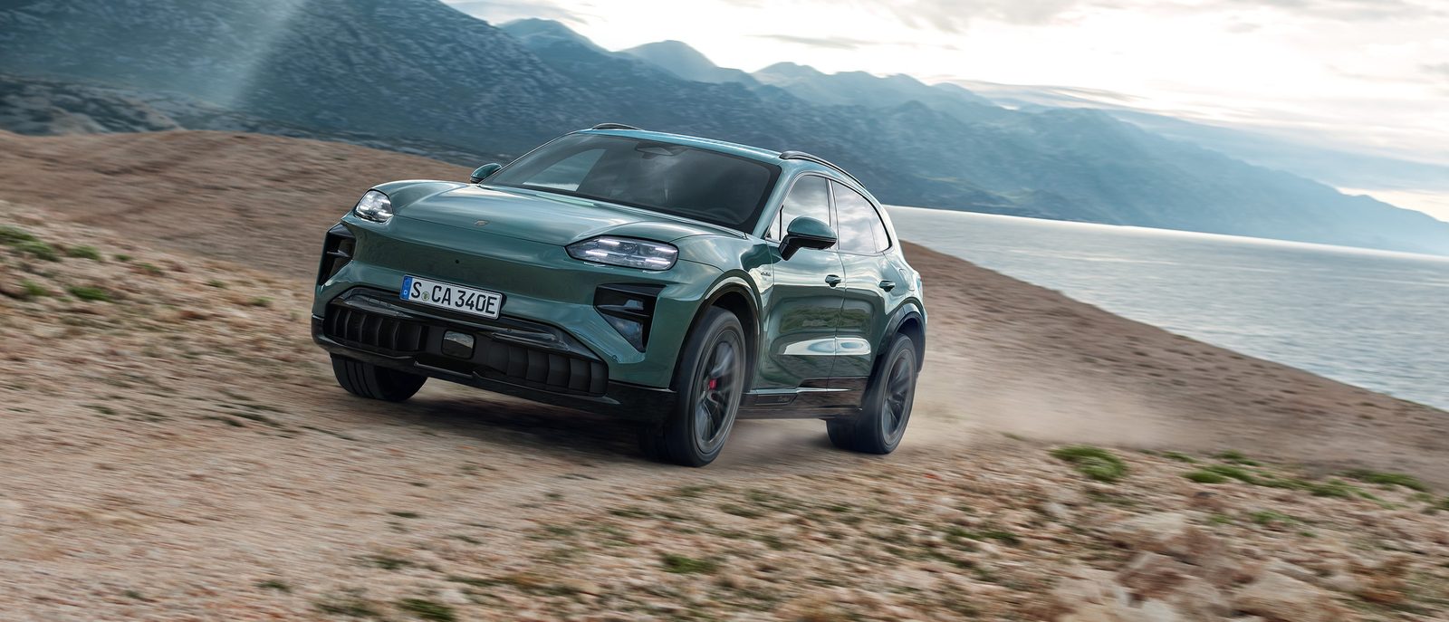 Porsche Cayenne Electric 2026 — главное фото модели, экстерьер, front 3q motion, рынок US