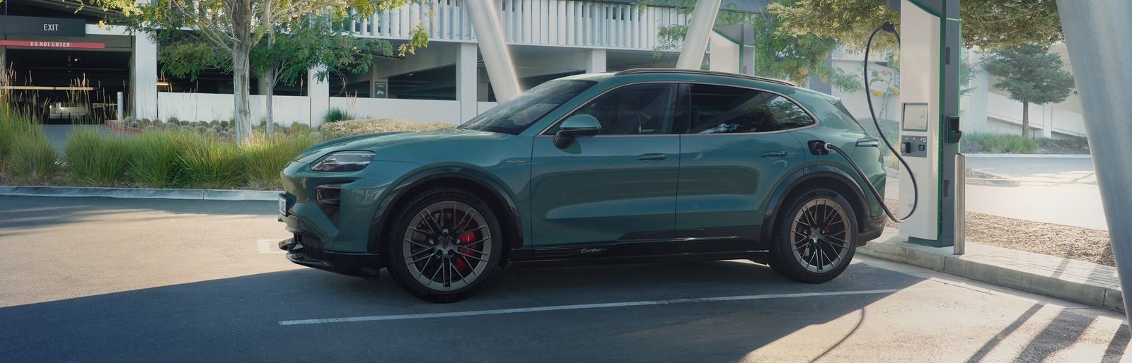 Porsche Cayenne Electric 2026 — экстерьер, side profile charging, рынок US