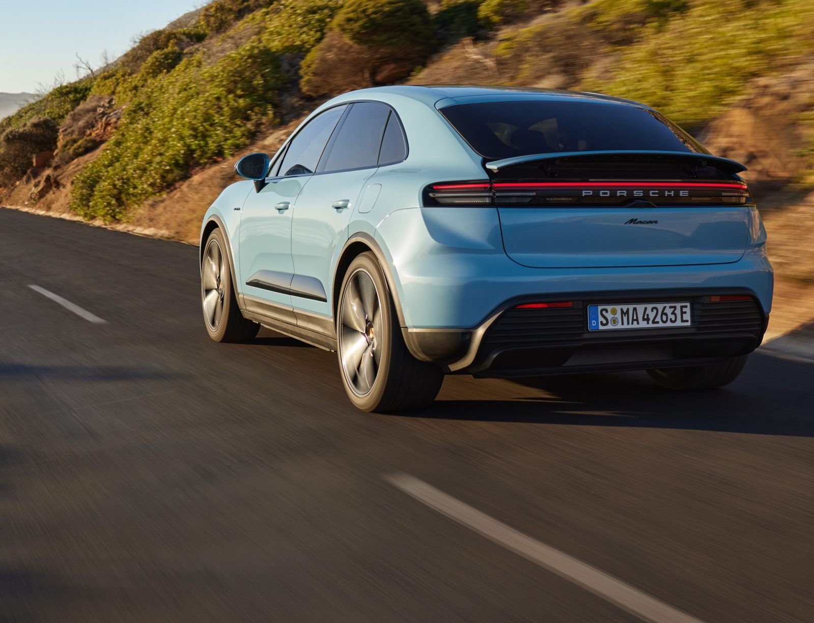Porsche Macan Electric 2024 — экстерьер, вид сзади 3/4, рынок US
