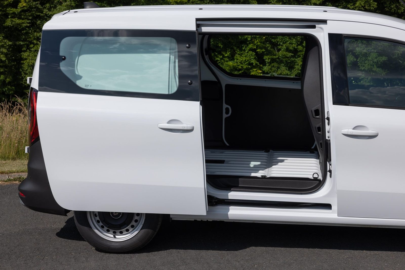 Renault Kangoo E-Tech Electric 2023 - exterior, sliding door open, Europe / EV Query only market