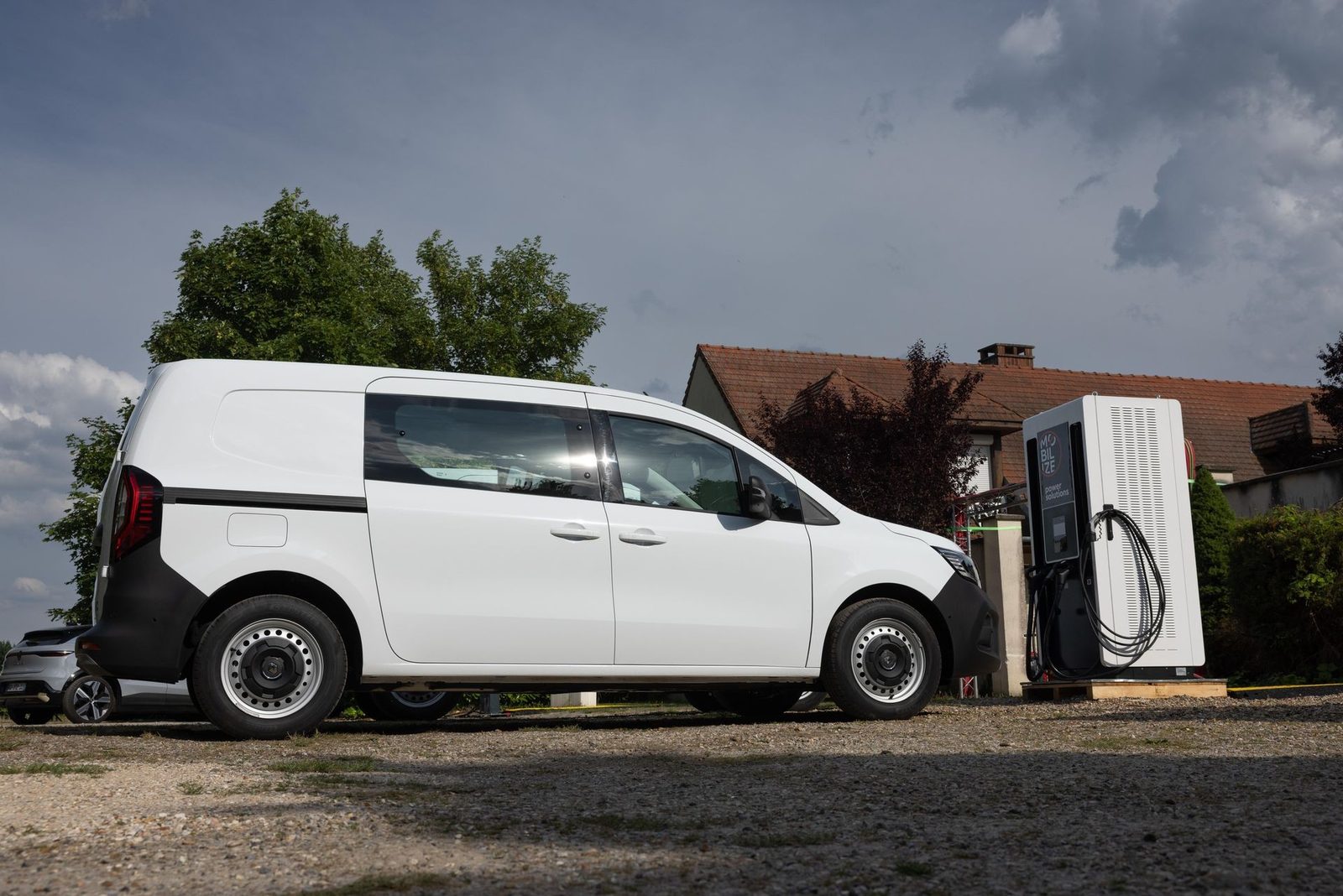 Renault Kangoo E-Tech Electric 2023 - exterior, charging context, Europe / EV Query only market