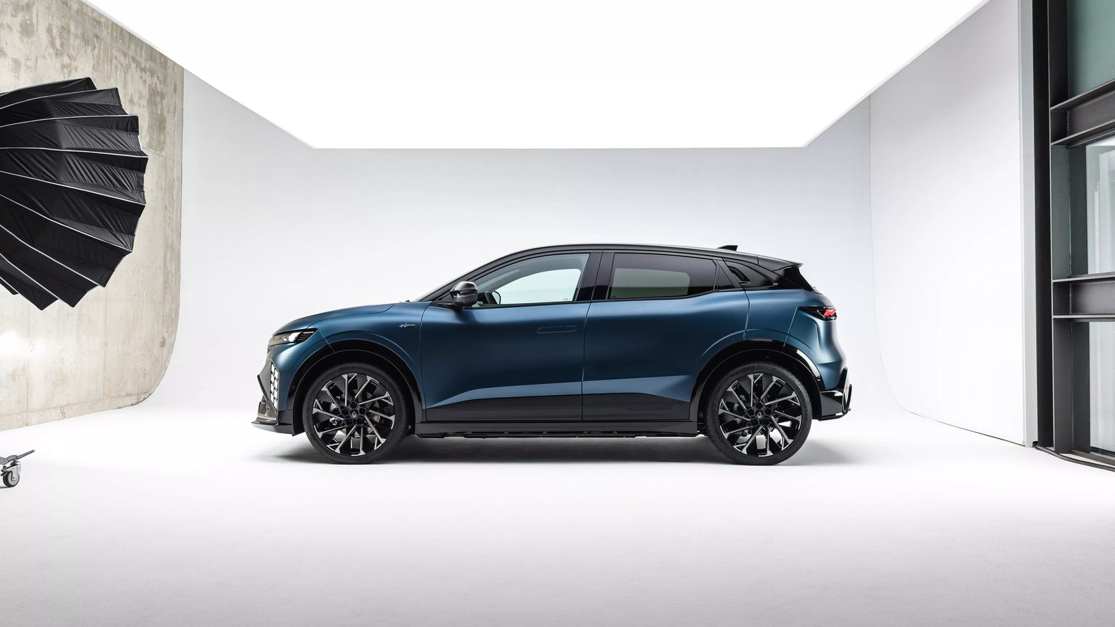 Renault Megane E-Tech Electric 2022 - exterior, side studio, europe_reference market