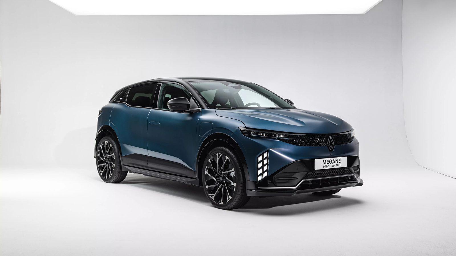 Renault Megane E-Tech Electric 2022 - exterior, front 3q studio, europe_reference market
