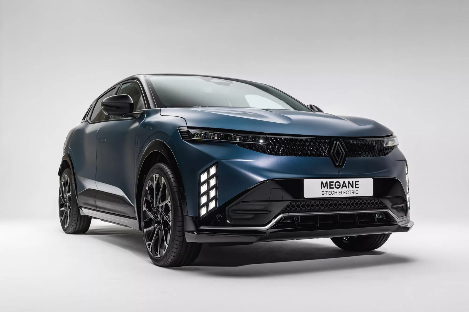Renault Megane E-Tech Electric 2022 - exterior, front 3q studio alt, europe_reference market