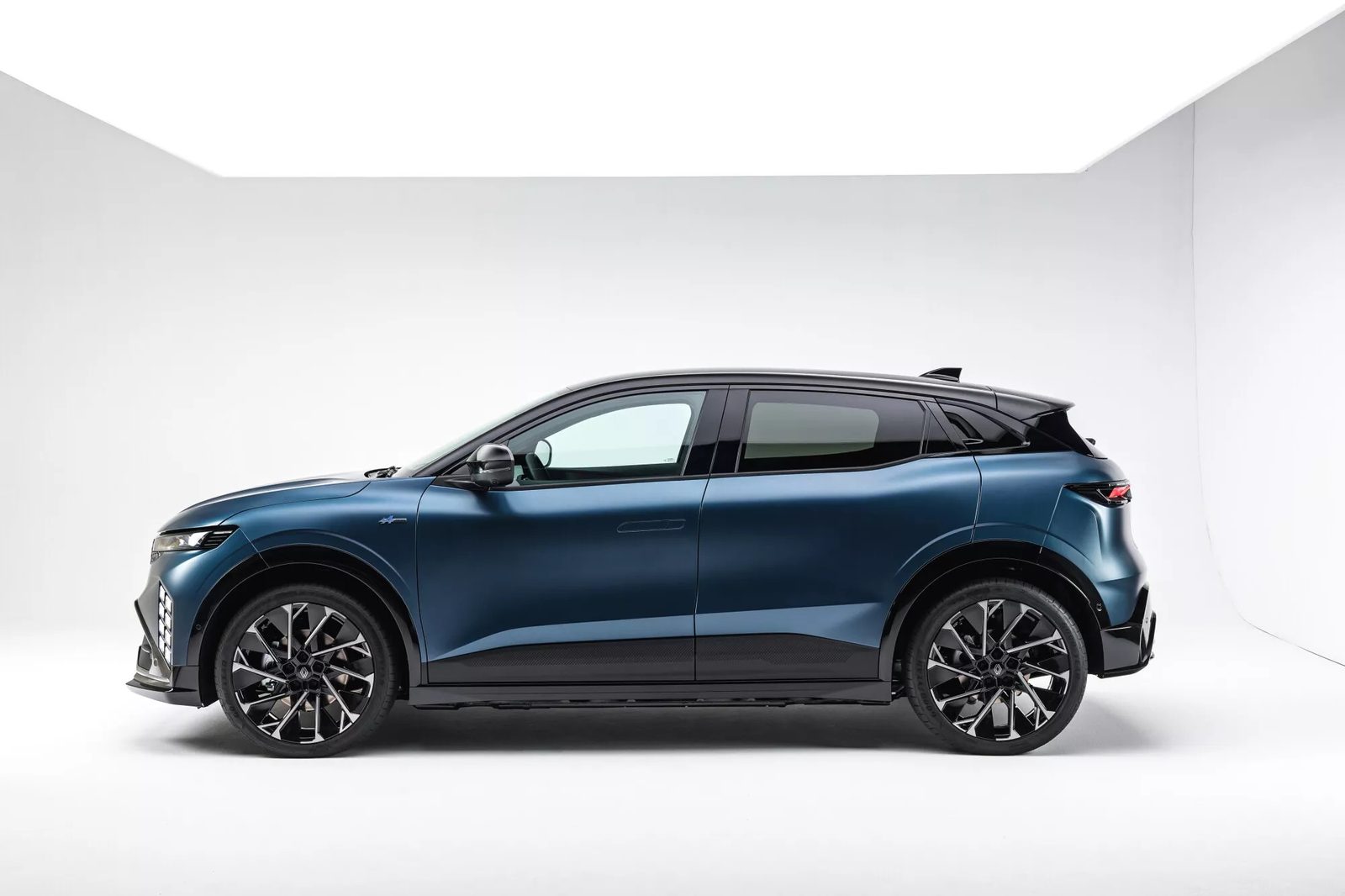 Renault Megane E-Tech Electric 2022 - exterior, side studio, europe_reference market