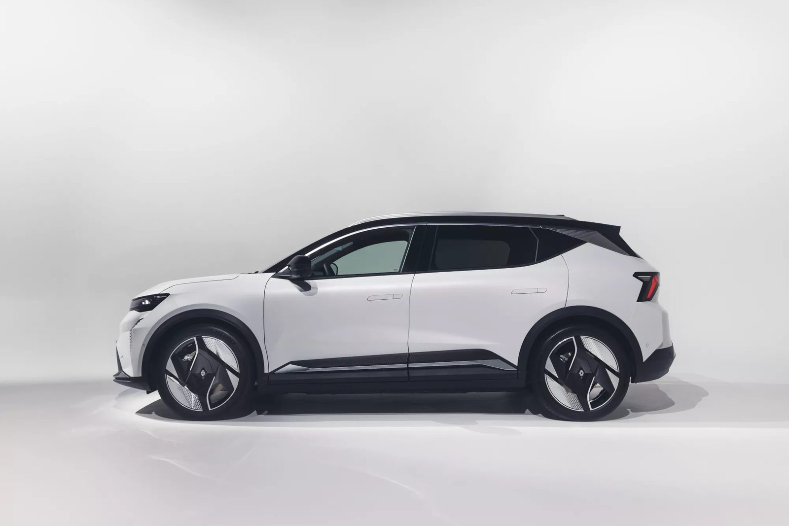 Renault Scenic E-Tech Electric 2024 - exterior, side studio, europe_reference market