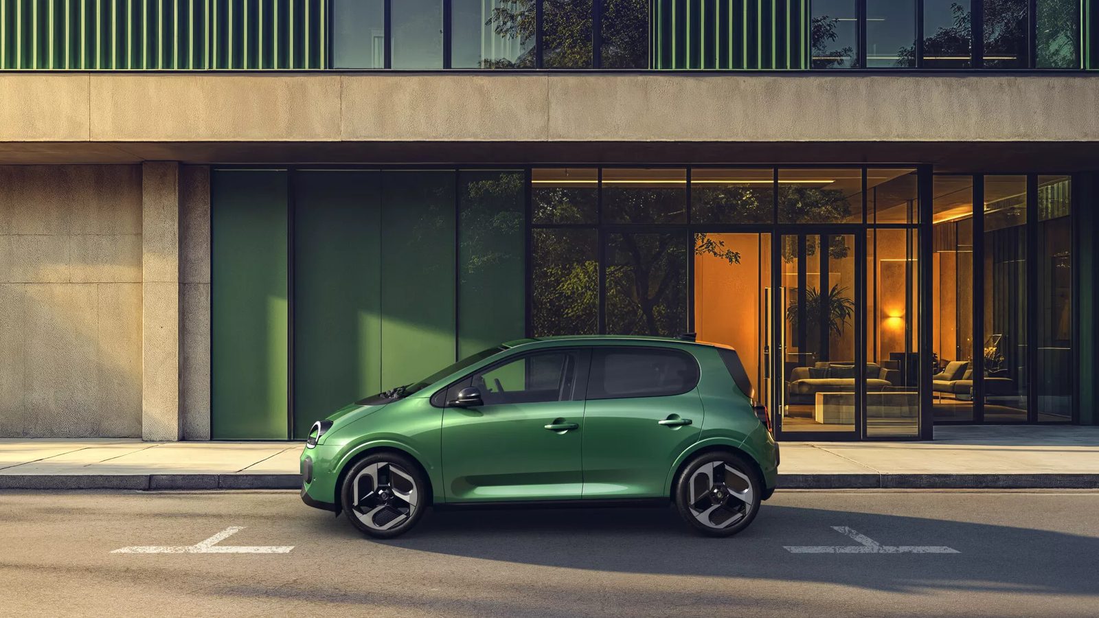 Renault Twingo E-Tech Electric 2026 - exterior, side urban, Europe market