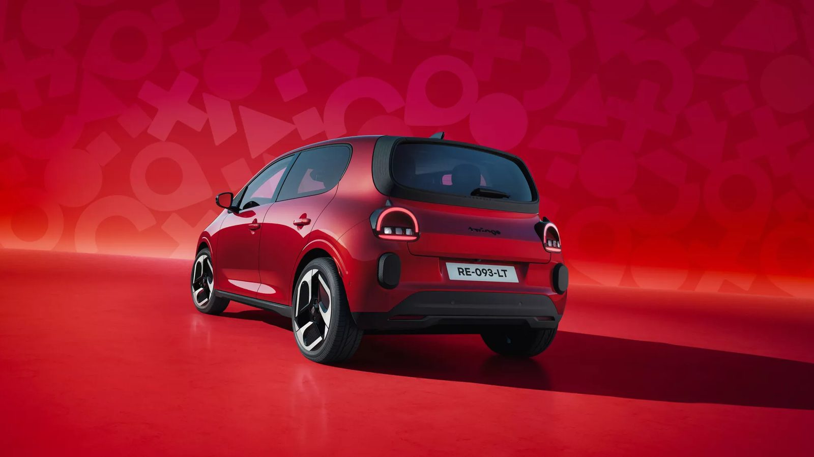 Renault Twingo E-Tech Electric 2026 - exterior, rear 3q red studio, Europe market