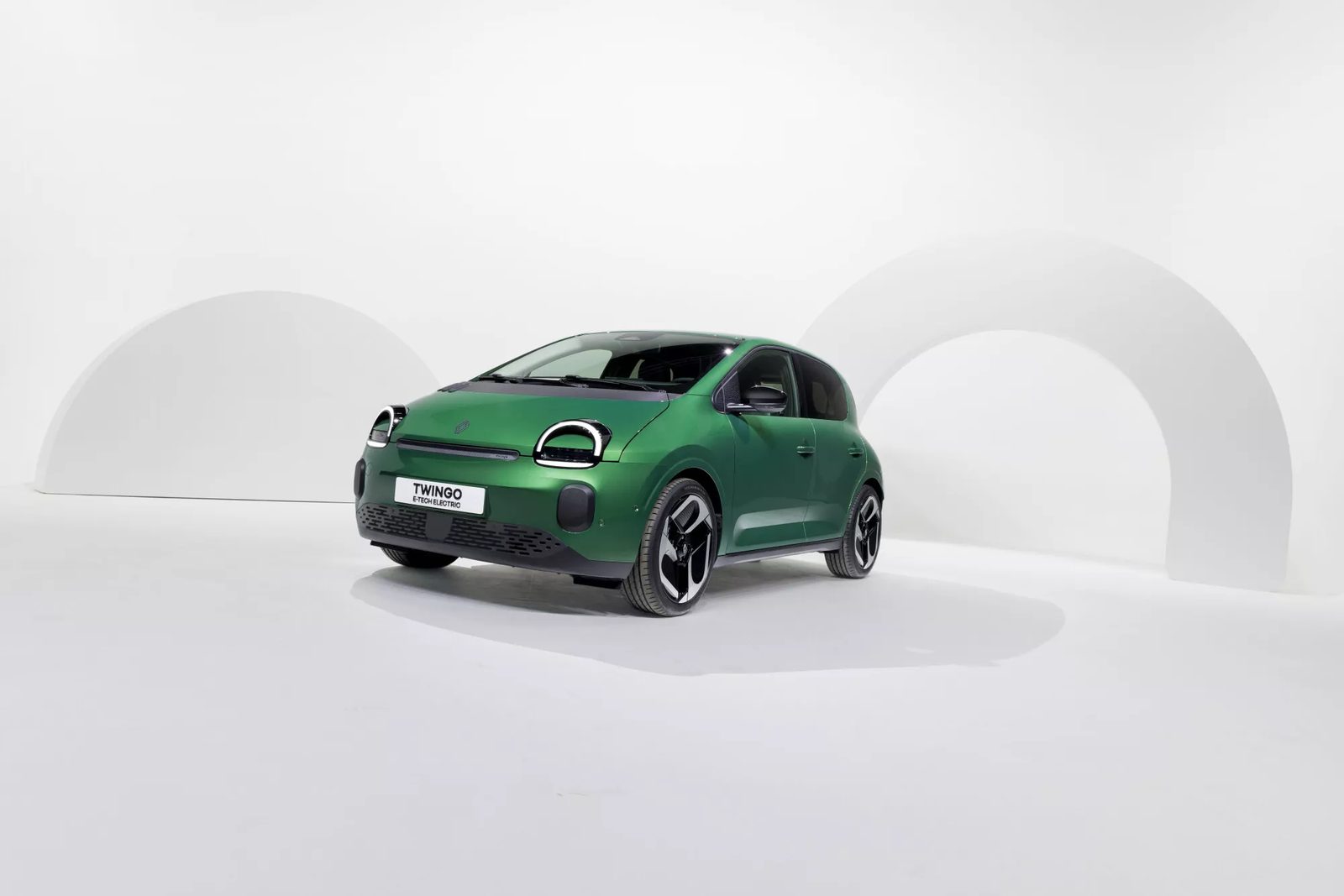 Renault Twingo E-Tech Electric 2026 - exterior, front 3q studio, Europe market