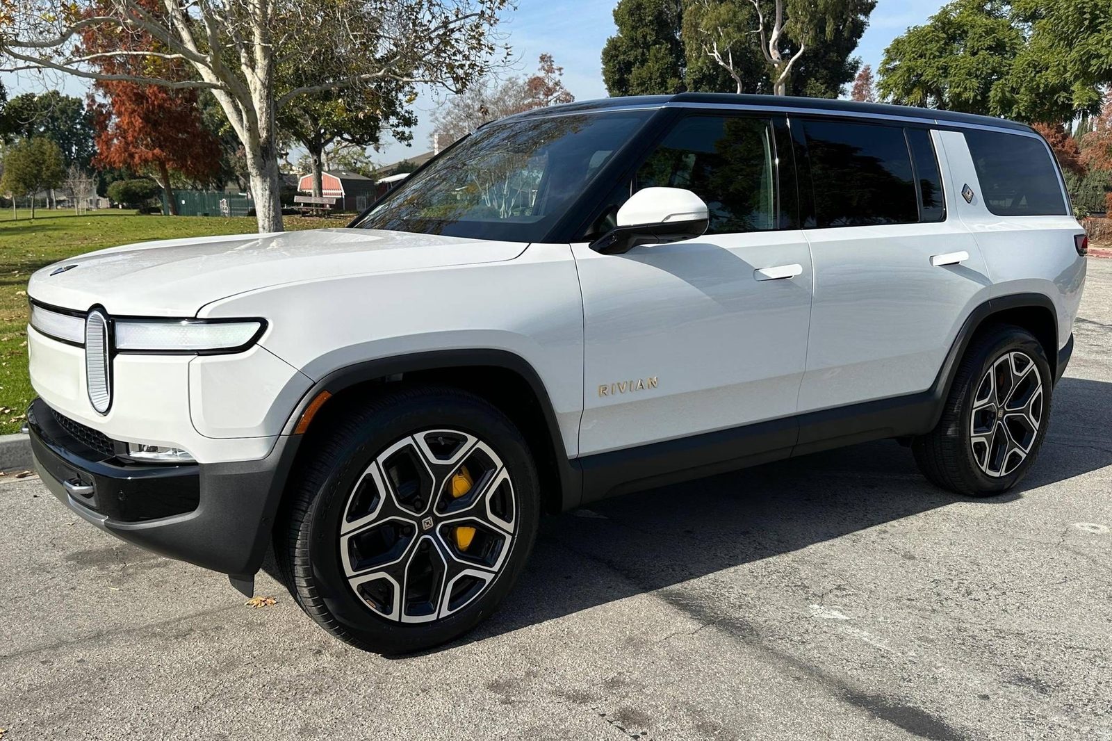 Rivian R1S (2027) - exterior, front three-quarter view, USA market